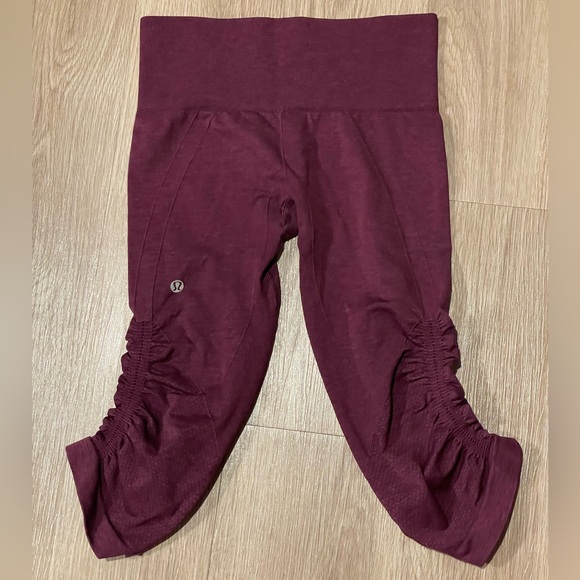 Lululemon Flow And Go Ruched Crop Legging In Mulberry Size 4 EUC - Picture 1 of 4
